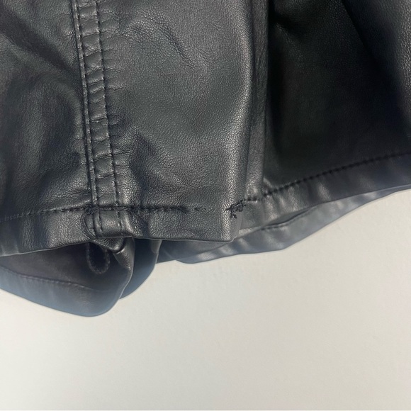 FREE PEOPLE BLACK VEGAN FAUX LEATHER PLEATED MICRO MINI SKORT SKIRT SZ 10 - Picture 4 of 10